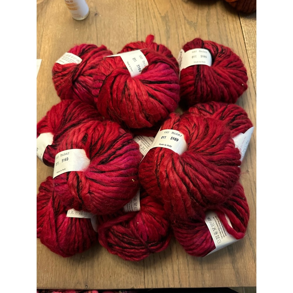 Trendsetter Yarns Illusion Red Roses 011 Wool Blend 12 Skeins Made in Italy - Picture 2 of 5